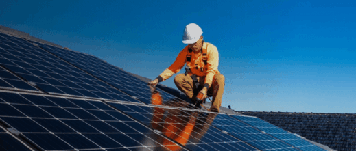 technicien sur le toit