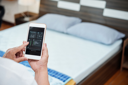 Hôtel moderne utilisant des outils numériques et une GTB intelligente pour optimiser l’énergie et l’expérience client
