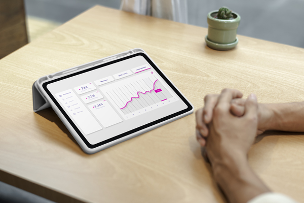 Analyse du coût et du retour sur investissement d'une GTB sur une tablette affichant des graphiques d'économies d'énergie pour un bâtiment tertiaire.