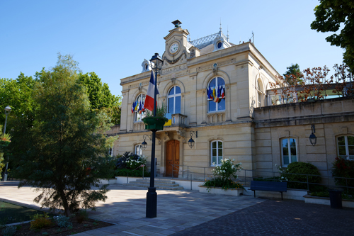 Façade d'une mairie française, image de couverture du guide complet sur la Gestion Technique du Bâtiment (GTB) dédié aux collectivités locales, proposé par Vesta Système.